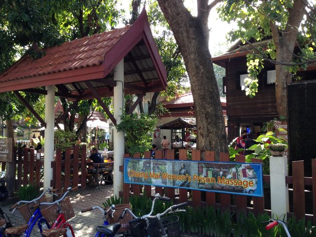 今日は特に用事は入れておらず<br />１日ふらりと<br />自転車で<br />チェンマイの町をまわろうと思う<br /><br />朝食を終えて10：00頃<br />チェンマイで人気のマッサージ屋<br />『チェンマイ女性矯正施設』に予約に行った。<br /><br />列に並んでいるといつものごとく<br />中華系本土人の活力であふれたおばさんたち<br />１０人ほどに割り込まれる。<br /><br />もう、割り込まれるのにも慣れてきたよ。<br /><br />手が出たりと攻撃的な方が多いし<br />面倒に巻き込まれるのも時間の無駄だ<br /><br />マッサージの予約時間が少し遅くなるだけだし<br />我慢することに。<br /><br />私の予約時間は14：10となった<br />渡された札を持って<br />14：10にもう一度ココに<br />マッサージしてもらいに来る<br /><br />１時間のタイ古式マッサージで180Ｂ