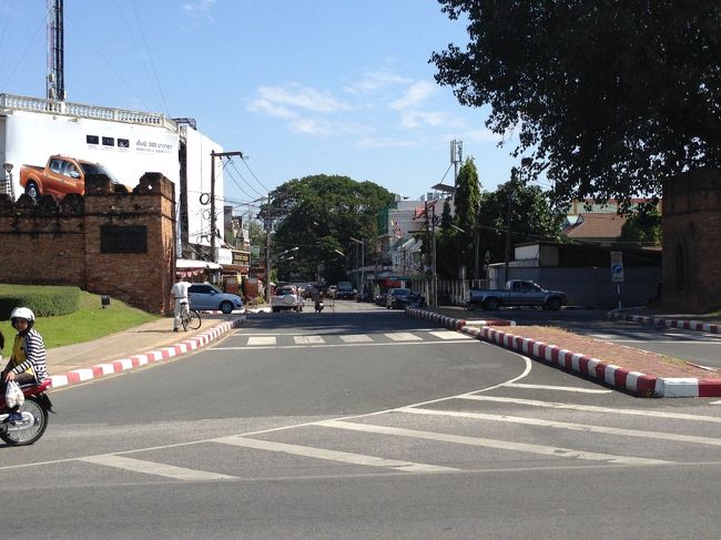 ニマンヘミン通りを後にし<br />スアンドーク門辺りをウロウロ<br /><br />平地だし　自転車大活躍