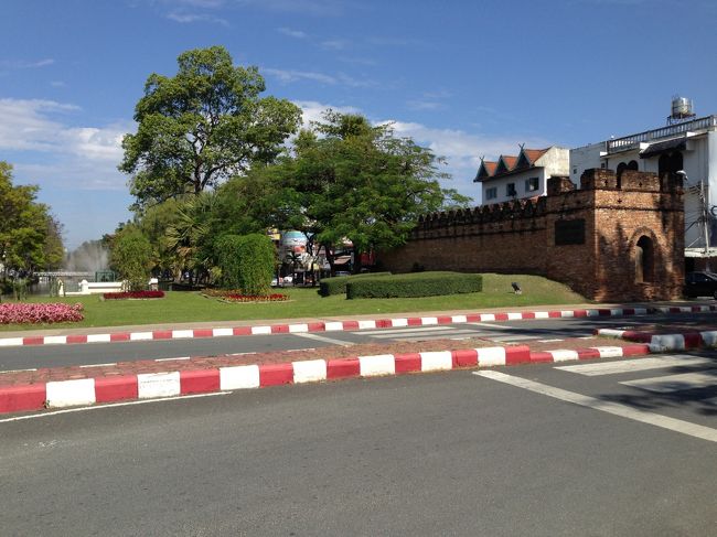 門の付近の緑がきれい<br /><br />1月のチェンマイはすがすがしいね<br />昼もそんなに暑くない