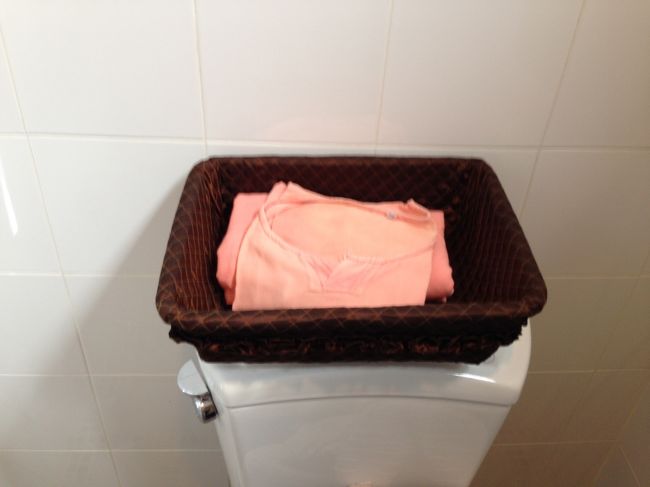 14:00になったので<br />女性矯正施設にマッサージに行く<br /><br />マッサージ専用の服を手渡される。<br />アメリカのドラマに出てくる囚人服色。<br />トイレで着替え<br /><br />マッサージの腕は<br />イマイチだが<br />マッサージしてくださる方の人柄はよさそう<br />なにか罪を犯したので<br />ココで働いていらっしゃっるのだろうが・・。<br /><br />チップを50Ｂ渡した<br />