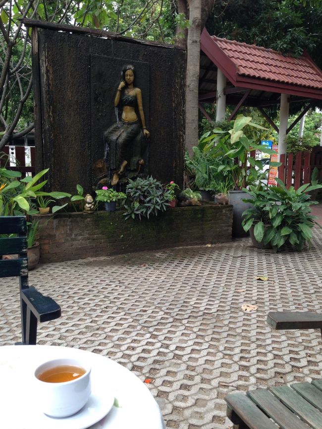 マッサージが終わり、お茶をすすめられた。<br />店先の休憩スペースでいただくのだが<br />お茶はぬるくて、<br />花祭りでもらう甘茶の香りがし<br />冬瓜を煮出した煮汁のような<br />寝ぼけ過ぎた味で罰ゲームテイスト<br /><br />うえええええ<br />なんか後口がほしいよ