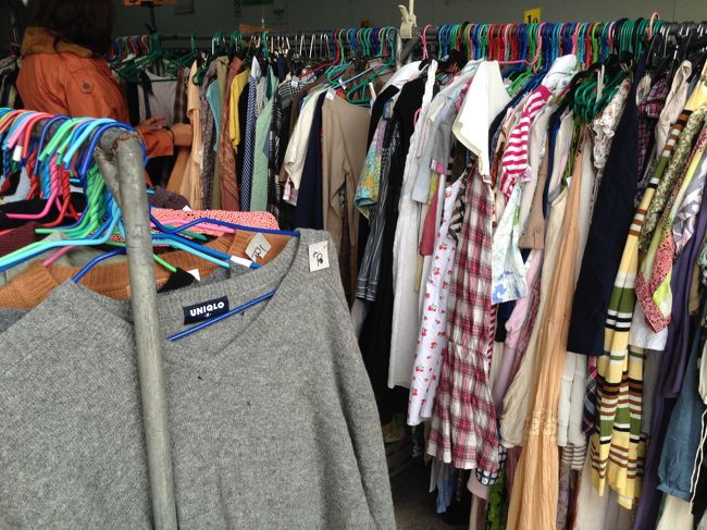 旧市街の北東の角から<br />Assadaton roadを500メートルすすんだくらいで左手に<br />古着が売ってる倉庫を発見<br />とりあえず入ってみる<br /><br />ユニクロの古着の他<br />ドルチェ&amp;ガッバーナ<br />イブサンローランの服など<br />あらゆる古着があった<br />