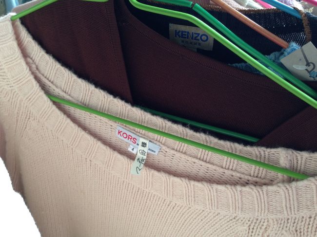 このニットはマイケルコーのかな？