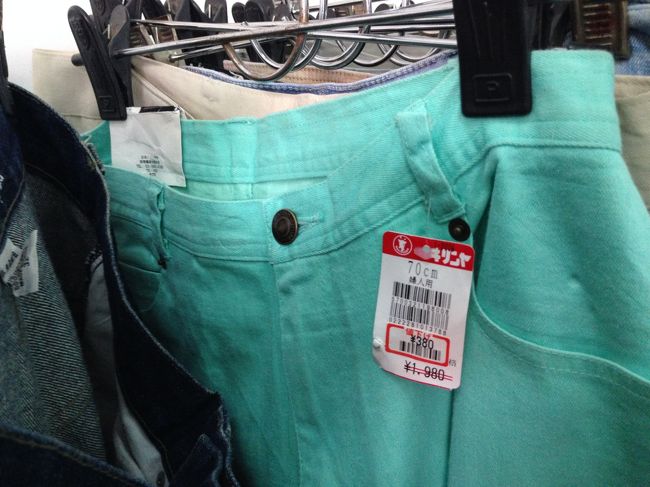 「しまむら」みたいな衣料品屋さんで<br />売ってた新品かな？