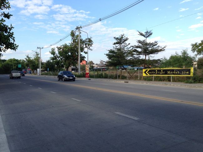 古着屋を出て<br />更に自転車を漕いで、<br />北に向かう<br /><br />ジンジャイマーケットはこっちですよって<br />黄色と黒の看板があった
