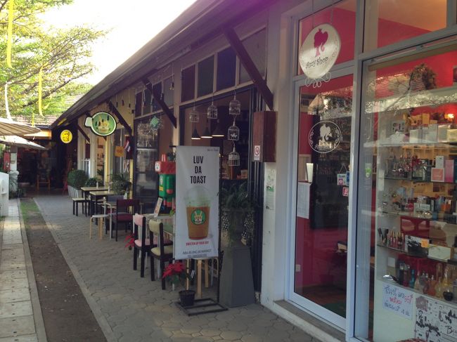 お客さんはまばらだが<br />オシャレなお店がチラホラ