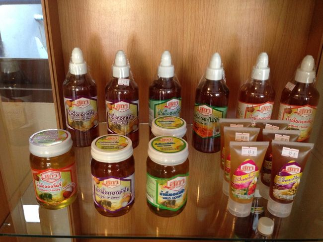 いろんな花からとった蜂蜜があった<br /><br />チューブのとか塗りやすそう