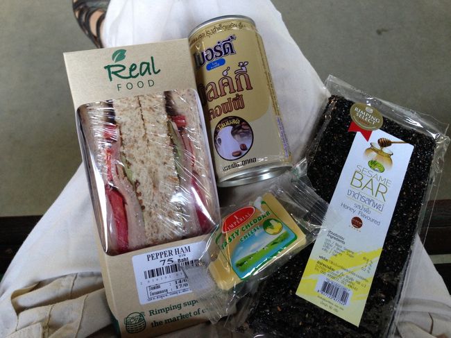 昼のカオソーイが悲しいお味、且つ物足りなかったので<br />おなか空いてきた<br /><br />サンドイッチ<br />黒ごまを飴で固めた煎餅風のもの<br />チーズ<br />コーヒー<br />を買った　　全部でで133Bだった