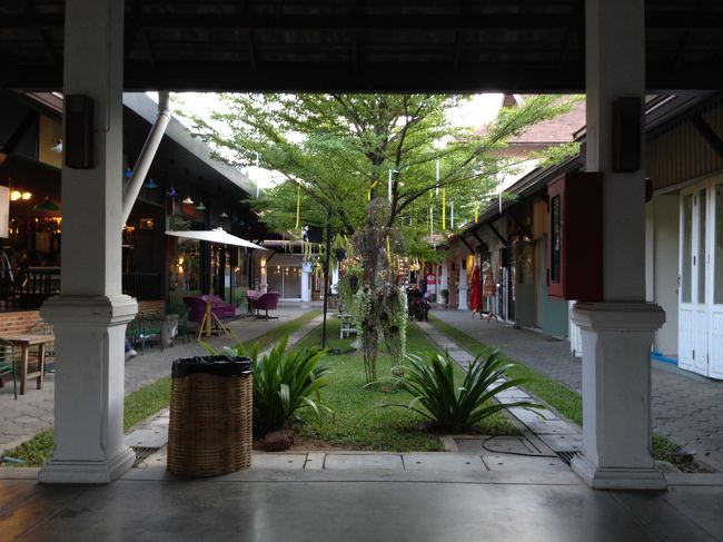 綺麗なショッピングモールなのだが<br />空き店舗も目立つ