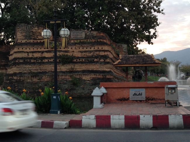 旧市街まで戻ってきた。<br /><br />北東の角の城壁にはアサヒビールの看板