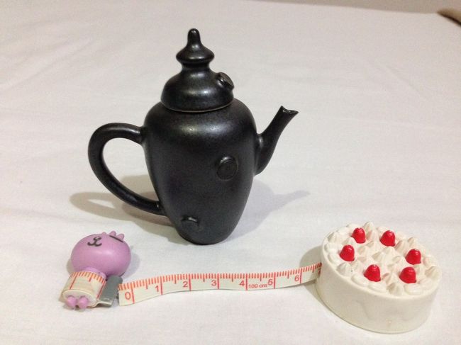 上の写真の店で<br />小さな調味料入れを購入　　85B<br /><br />嬉しくて飾っていたのだが<br />帰国早々<br />キッチンで倒して注ぎ口を割りました。<br /><br />アロンアルファのお世話になりました<br /><br />Ｑｏｏのメジャーは4ヶ月前<br />猫喫茶で大活躍してくれた<br />あの　メジャーです<br />もう壊れる寸前