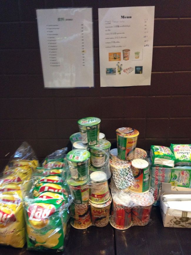 キッチン脇にはスナック菓子などが<br />たくさん売ってある