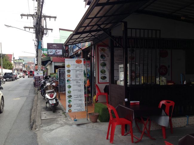 マッサージを終えて<br />ラーチャダムヌーン通りにあった<br />屋台で昼食<br /><br />