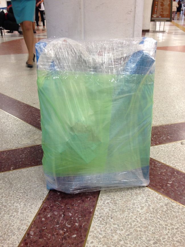 ラップで幾重にも巻かれて<br />この様な状態に<br /><br />これでやっと<br />飛行機に預けられます<br /><br />LCCだから厳しいだろうと<br />預け荷物にしたが<br />このくらいのもの<br />みんな構わず<br />機内持ち込みしていた