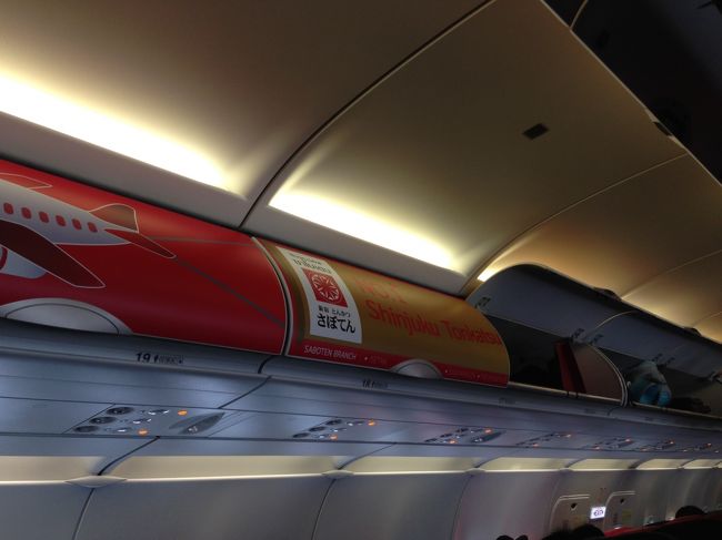 圧迫感のあるエアアジアの機内<br /><br />でも清潔で新しそう