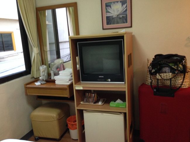 小さいホテルにはエレベーターがない<br />これがちょいと<br />大変<br /><br />スーツケースを<br />部屋まで持って行くのに<br />ひと苦労<br /><br />部屋は狭いけど<br />テレビもエアコンもあって<br />問題ない