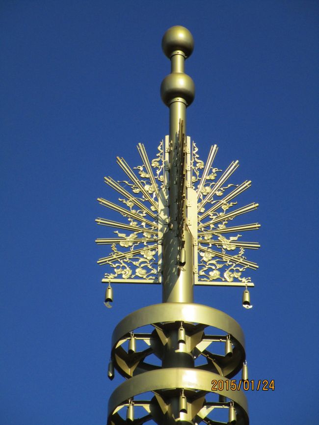 かつて建っていた東西の塔の先の部分。複製。