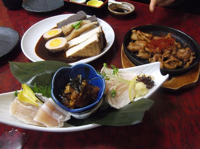 刺身盛り合わせの後ろには、名古屋名物のみそとんちゃんとおでん。おでんももちろん味噌味です。