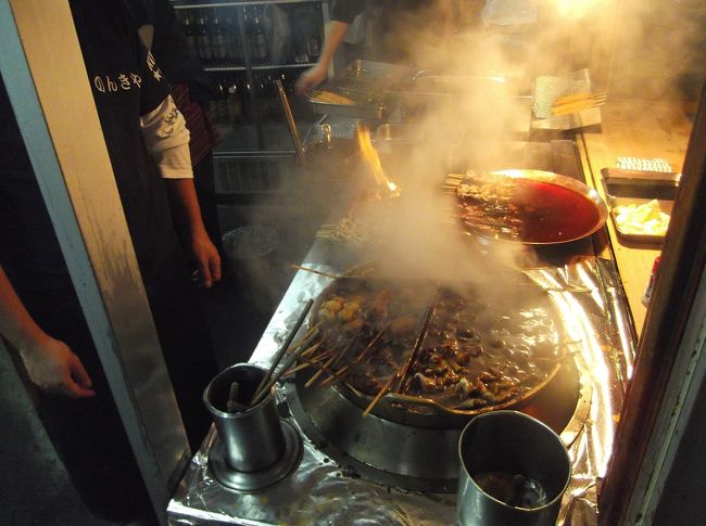 外で立ち飲みができるようになっており、そのカウンターの前はこんな感じになっています。
