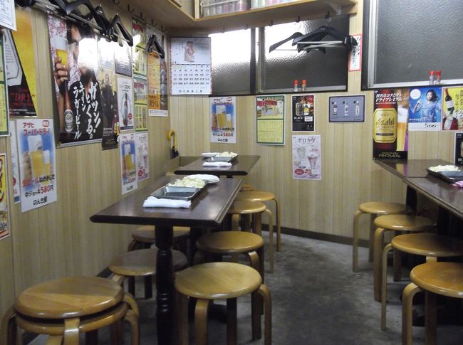 店内はとても庶民的な作りで、混んでくると相席相席でガヤガヤ状態になります。