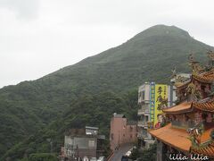 タクシーで15分程度で到着します。