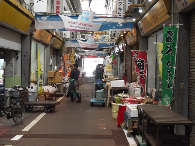 この柳橋市場は、一般の人も買い物ができる中央市場と行った感じです。