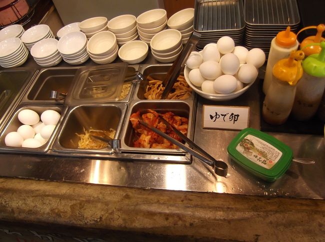 お通しが300円で、キムチやもやしナムル、ゆで卵、サラダ等、好きなものを好きなだけ取っていいのです。いわゆる、バンチャン（おかず）バーといったようなものがあります。