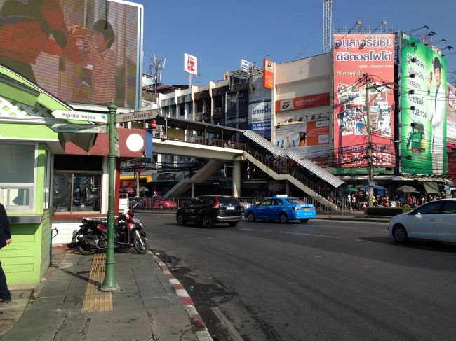 ビクトリーモニュメントで降りて<br />進行方向北西に向かって歩く<br /><br />一番遠いバス乗り場まで移動