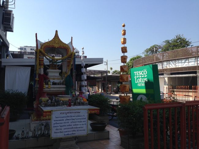 ココから左斜め前に歩きます