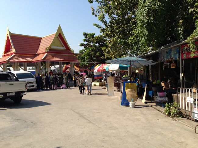 船着場までは<br />売店に沿って歩いていく