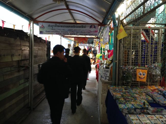 島を降りて<br />出店に沿って細い道を歩いていきます<br /><br />土曜だから<br />お客さん多いねえ