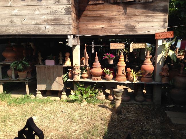 陶器の島ってだけあって<br />さっそく素焼きの壷のようなものが