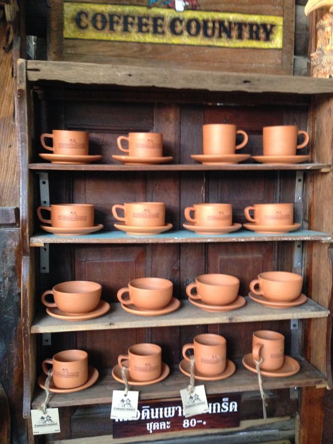 コーヒーも<br />クレット島で作られた器で飲むと<br />味もさらによくなることでしょう