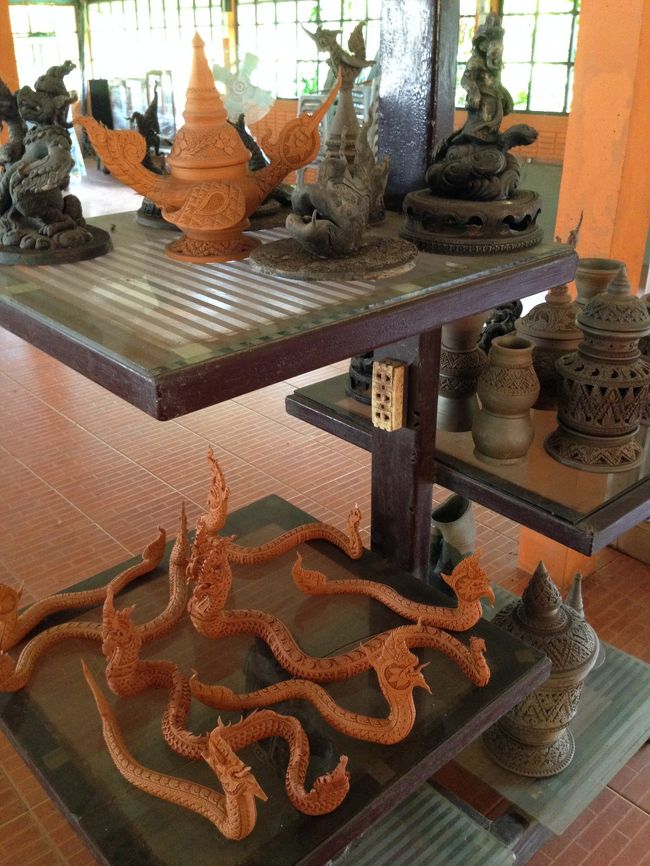 手のこんだ<br />高そうな作品もいっぱい<br /><br />ドイツからきたお客さんが<br />ここで70センチくらいありそうな<br />立派な品を買っていた<br /><br />ドイツまで送られるのかなあ？