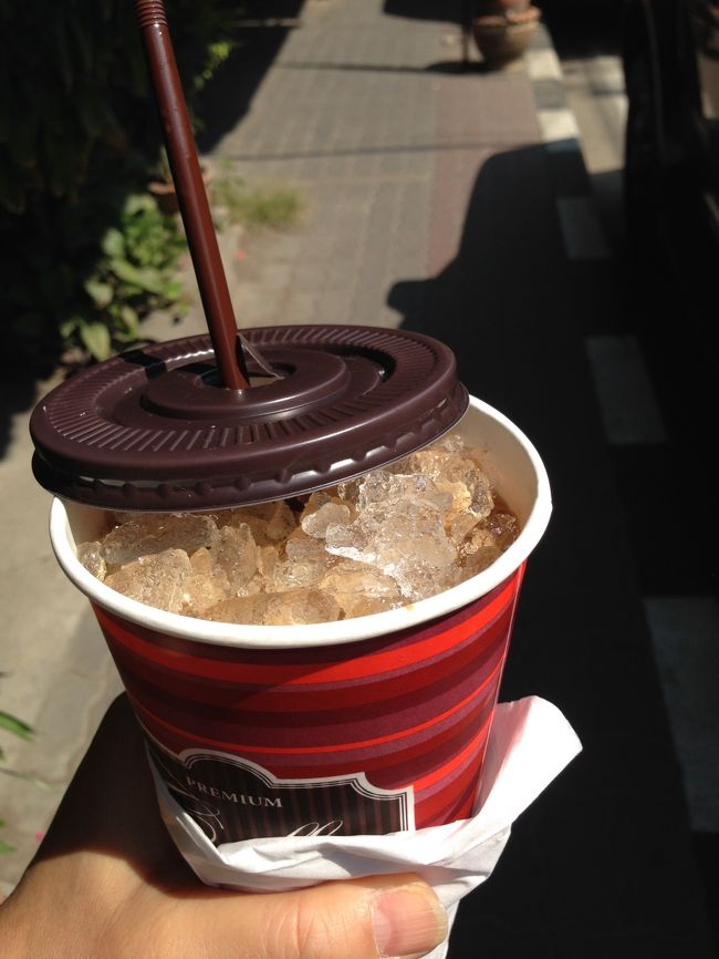 暑くなってきたので<br />帰りのバス亭までの道で<br />アイスカプチーノを買った<br />35Ｂ<br /><br />帰りのバスは166番に乗ったが<br />アヌワサリーには行かないといわれたので<br />166番でも行き先を確認して乗ってください<br /><br />2台目にきた166番のバスは<br />ちゃんとアヌワサリーに行ってくれました