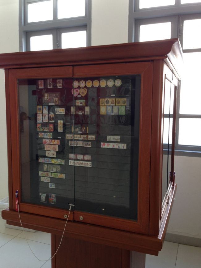 入って右手奥に<br />売っている記念切手が展示してある<br /><br />記念切手には番号が振ってあるので<br />欲しい切手の番号をメモしておく