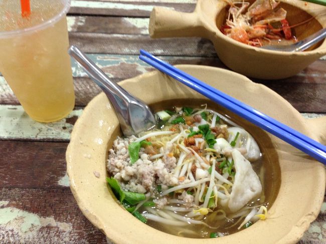 トムヤムクンだけでは足りなかったので<br />バーミーナムも追加注文<br />50Ｂ<br /><br />先ほどのトムヤムクンが美味しすぎたせいか<br />こちらはまあまあの味に感じてしまった<br /><br />でもすり身がバラエティに富んでて具沢山<br /><br />ハニーライムも味が濃くて<br />すっきり。<br /><br />ココのお店<br />絶対何度も来たい