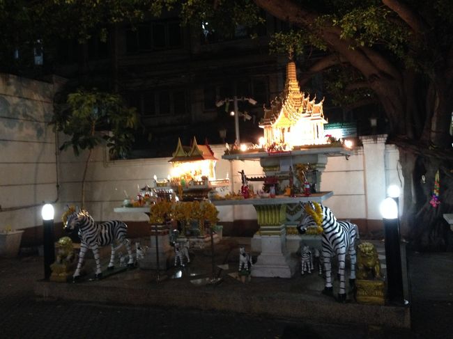 ピーオーをでてしばらく歩くと<br />祠があった<br /><br />何故にシマウマ？？？