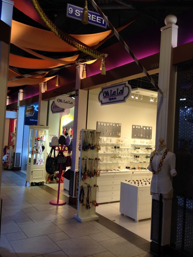 パヤタイ駅からＢＴＳに乗り<br />アソーク駅で降りた<br />「ターミナル21」へ<br /><br />65才を過ぎて<br />ピアスを開けた母<br /><br />まだ穴が安定していないのだが<br />ピアスが欲しいという<br /><br />頼まれていたピアスを<br />買うため前回行ってファンになった<br />『ＯＨ　Ｌａ　Ｌａ』ターミナル２１店へ<br /><br />水牛の角を細工した<br />シンプルで素敵な<br />ペンダントやピアスが売ってます<br /><br />水牛の角は軽いので<br />特にネックレスは疲れにくく<br />オススメです(高くても3000円程度)<br /><br />但し、<br />水牛のネックレスをしてると<br />うちの猫達でさえ興奮するので<br />わんちゃんを飼ってる方は<br />壊されるの覚悟で、ご購入ください