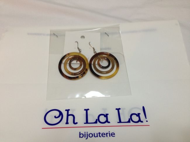 ホテルに戻って<br />ピアスを買ったことを母に報告をしてると<br />義理の妹から追加注文<br /><br />お世話になってるので<br />再びナショナルスタジアムからアソークまで行き<br />購入　　250Ｂ<br /><br />3連になってるので<br />それぞれがくるくる回って<br />可愛いと思います