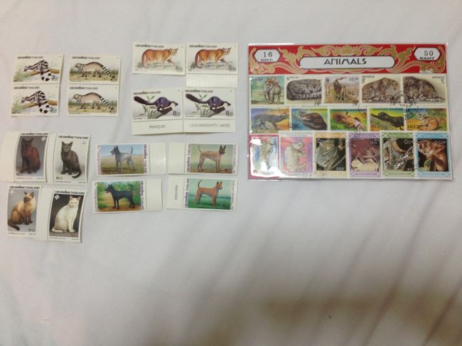 猫の切手もあったけど<br />他にジャコウネコや犬の切手などを購入<br /><br />右のセットになっているものは<br />海外の動物ばっかりセットになっている<br />使用済み切手です<br />（ラオス　マダガスカルなどの）<br /><br />コレだけ買って160Ｂでした