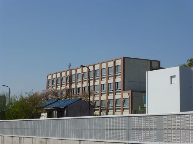 バス停名にもなっている見付小学校。