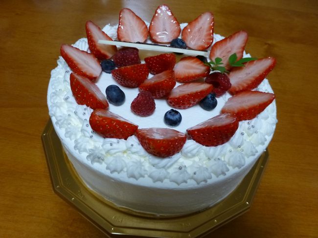 到着日がわたしの誕生日だったので、これまた海外では食べるのが難しい、いちごのショート―ケーキをホールで用意してくれいていました。