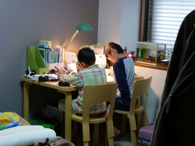 仲良く勉強する！？甥っ子1号＆2号。