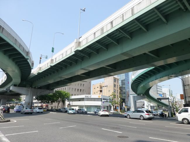 入り組んだ陸橋。