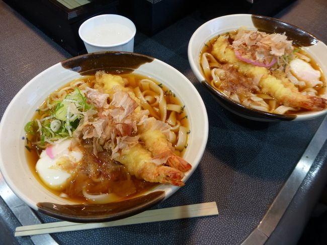 名古屋駅ホームにある『きしめん住吉』<br /><br />おいしかったけど、食べ終わってから根本的なことに気づきました。<br />わたしたち夫婦は、きしめんより讃岐うどんのほうが好きだってことに・・・。