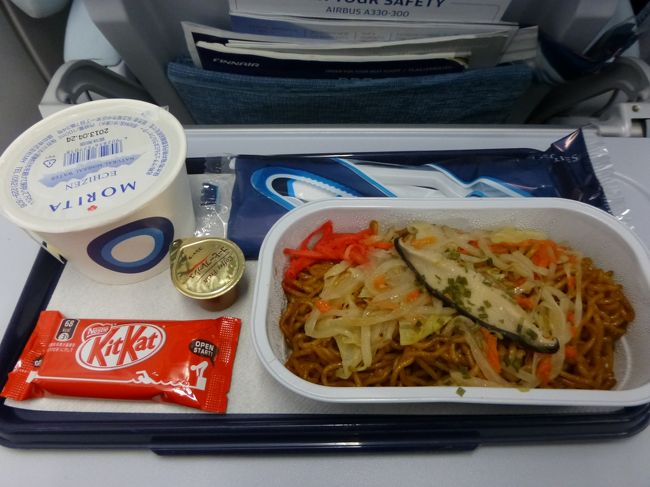 フィンエアーのヘルシンキ経由でハンガリーに戻ります。<br /><br />名古屋−ヘルシンキ間の2回目の機内食は、焼きそばでした。