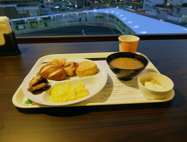 朝食は無料、、品数は少ないのですが<br /><br />　どれも　旨い、材料もすべて　地元　国産　安心<br /><br />　　食べ過ぎないよう　適当な量を。。<br /><br />　　　コーヒーは二杯、、いただきます<br /><br />風呂上りでもあるので、、水まで旨い