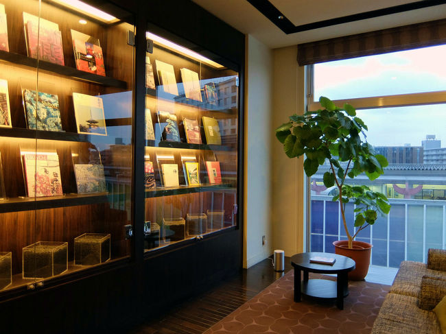 フロントロビー<br /><br />　窓の向こうはＪＲ奈良駅