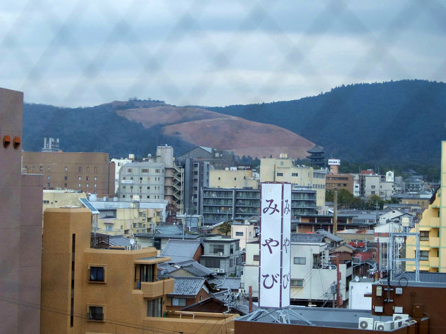 若草山が見えます、<br /><br />　土曜日は　若草山焼き　<br /><br />以前の定宿　猿沢荘なら　目の前に見えるのですが。　廃業、、